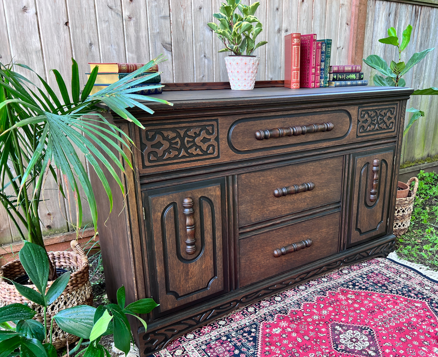 This is a beautiful antique solid dark oak sideboard dresser with 3 drawers and 2 lower cupboards.